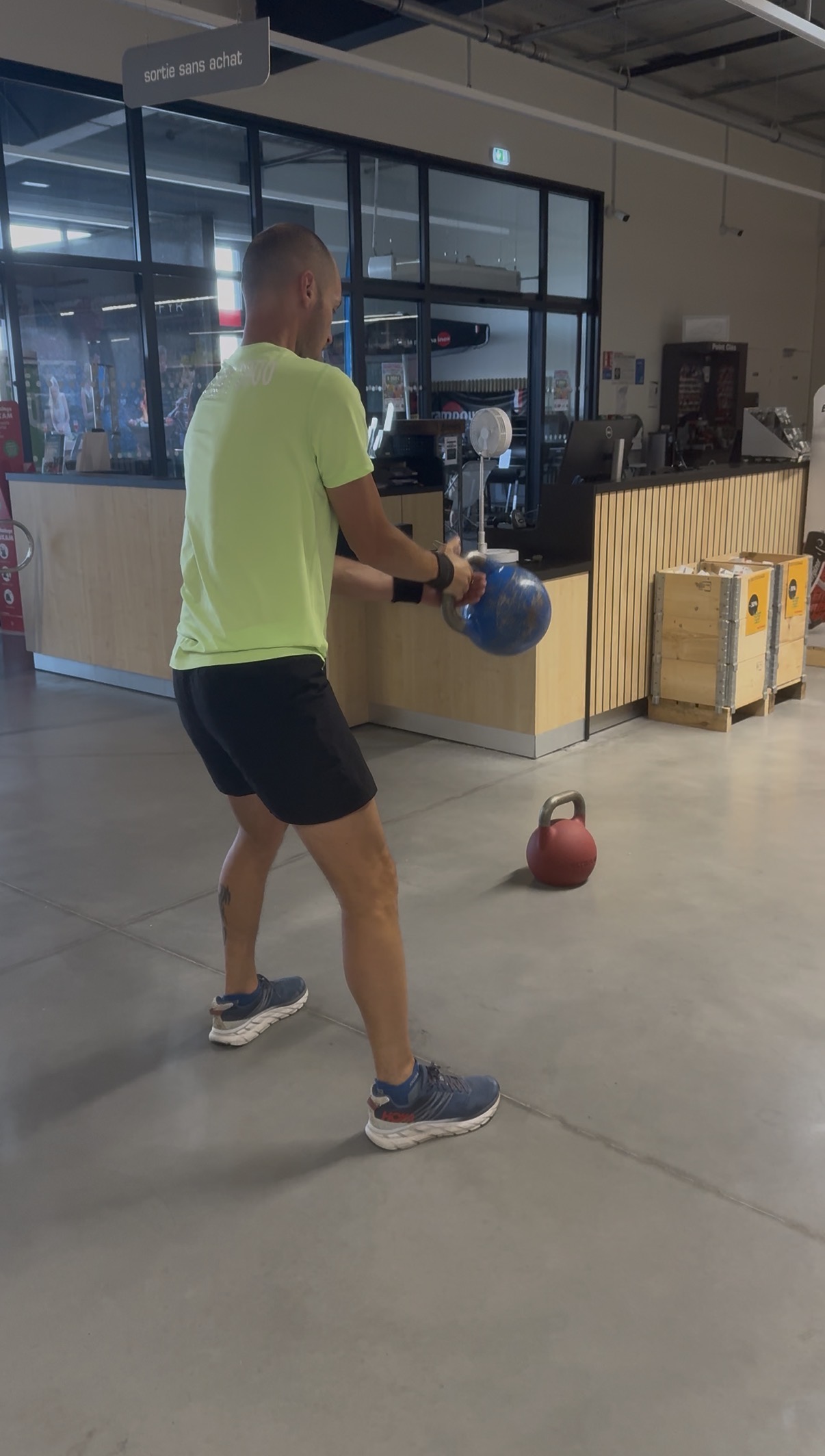 Un client de La Forge fait un swing sur son lieu de travail, pendant la pause