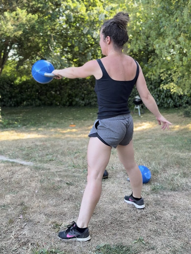 Une cliente de La Forge fait un swing dans son jardin